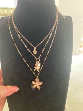 Pomina Layered Flower Pendant Necklace - Rose Gold